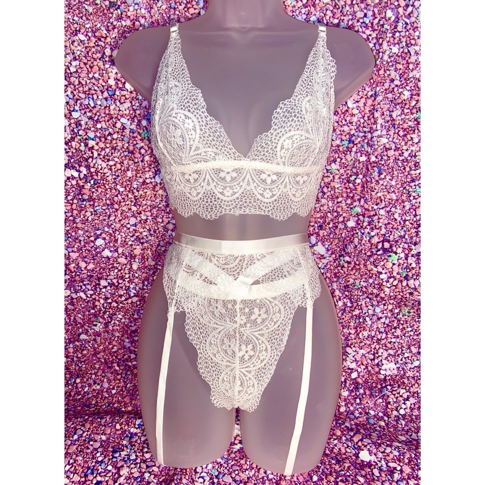 BRAND NEW SEXY WHITE LACE THREE PIECE LINGERIE SET